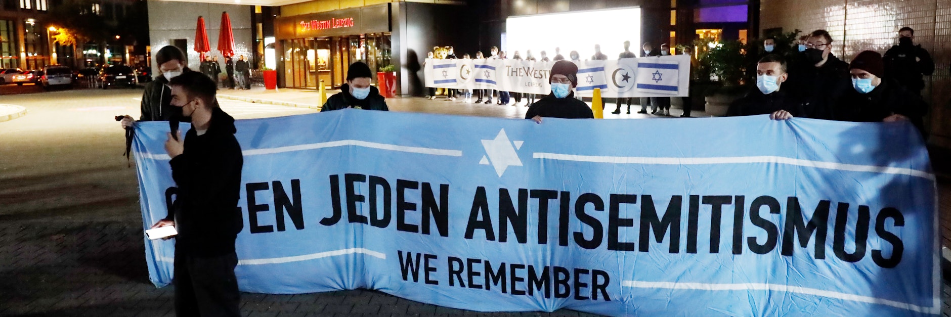 Demonstranten versammelten sich vor dem Westin Hotel in Leipzig, um Solidarität mit jüdischen Menschen in Deutschland zu zeigen.