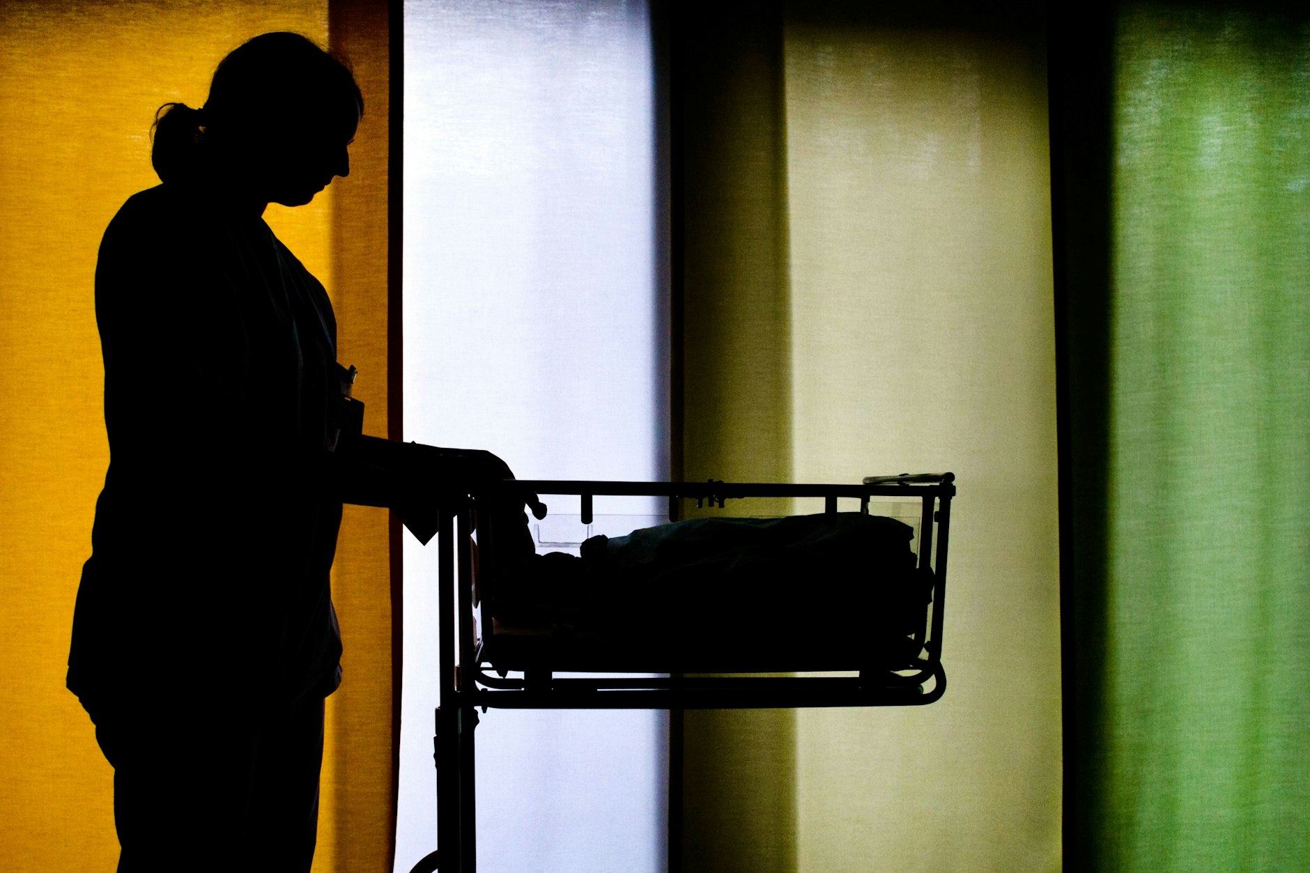 Eine Hebamme neben einem Säuglingsbett in einer Klinik für Frauenheilkunde und Geburtshilfe.&nbsp;