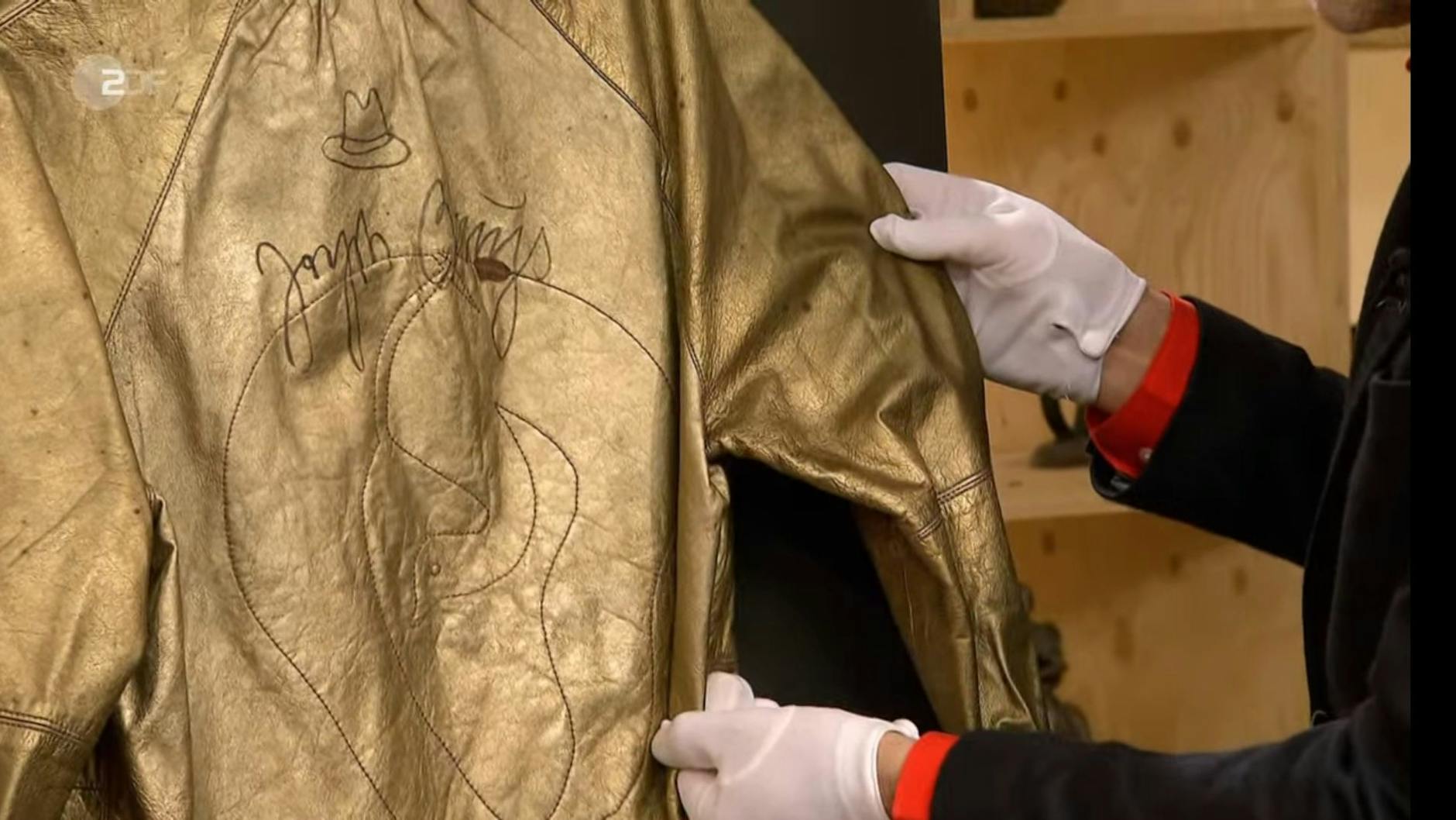 „Bares für Rares“-Experte Detlef Kümmel schaut sich die Jacke ganz genau an.