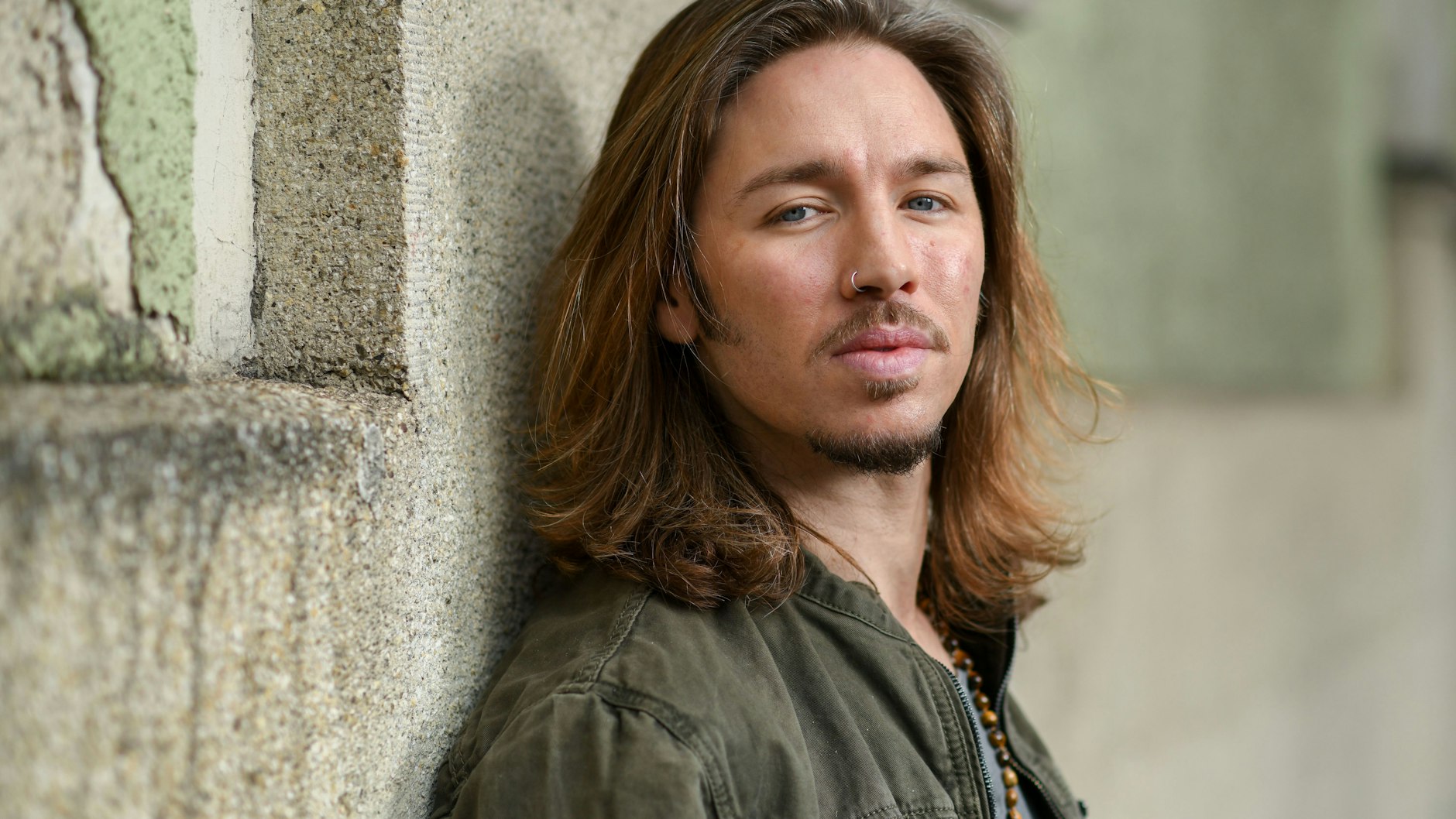 Der Sänger Gil Ofarim lehnt an einer Hauswand. 