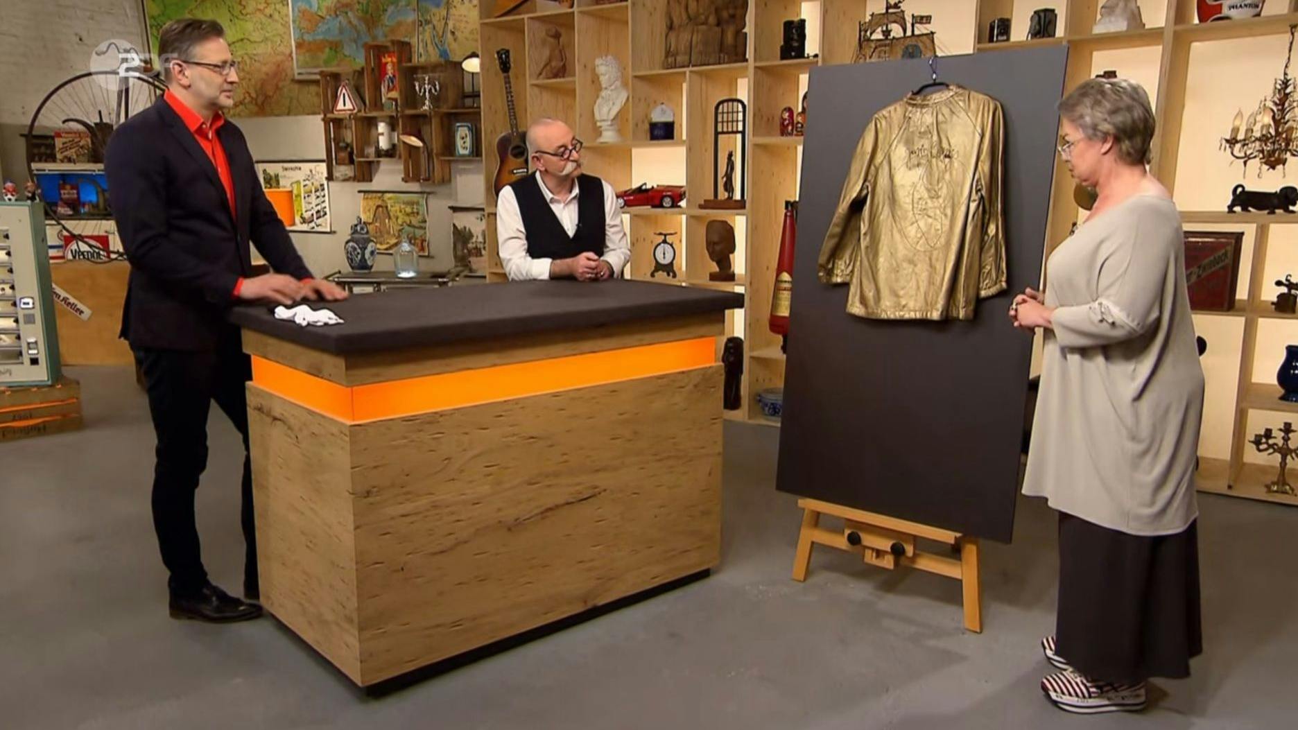 Im „Bares für Rares“-Expertenraum erzählt die Kandidatin ihre Geschichte rund um das Kunstobjekt von Joseph Beuys. 