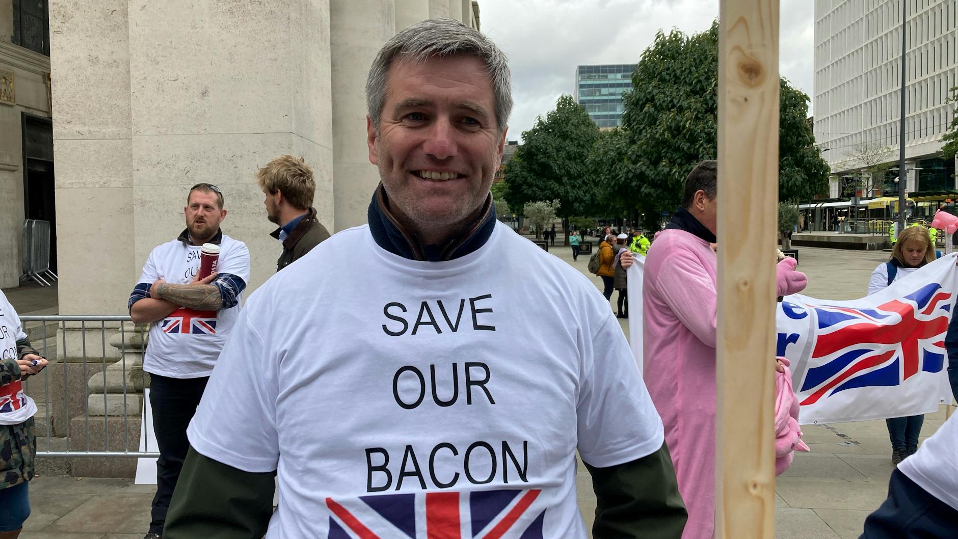 Adam Cheale leitet einen Schlachthof und kann Johnsons Versprechungen nichts abgewinnen.