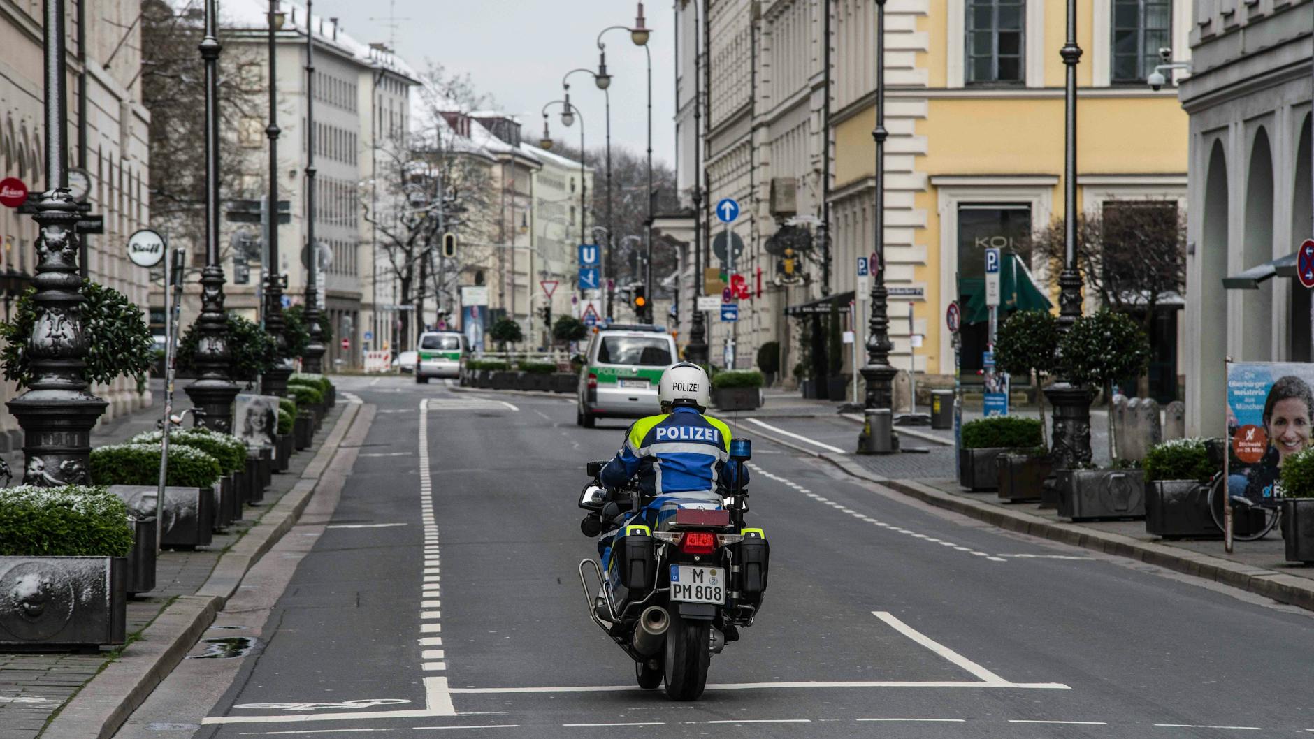 München im März 2020. Polizisten überprüfen die Einhaltung der Corona-Maßnahmen im leergefegten Stadtgebiet.
