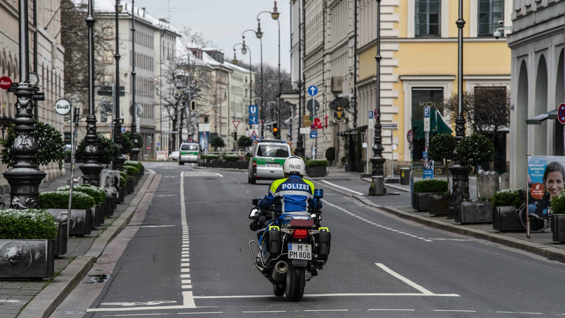 München im März 2020. Polizisten überprüfen die Einhaltung der Corona-Maßnahmen im leergefegten Stadtgebiet.