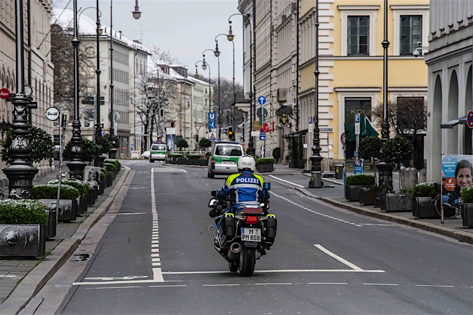 München im März 2020. Polizisten überprüfen die Einhaltung der Corona-Maßnahmen im leergefegten Stadtgebiet.