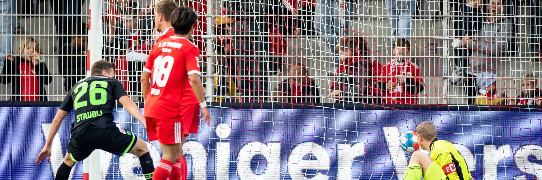 Da schlug es zum ersten Mal ein. Tim Staubli konnte die Führung für St. Gallen erzielen. 