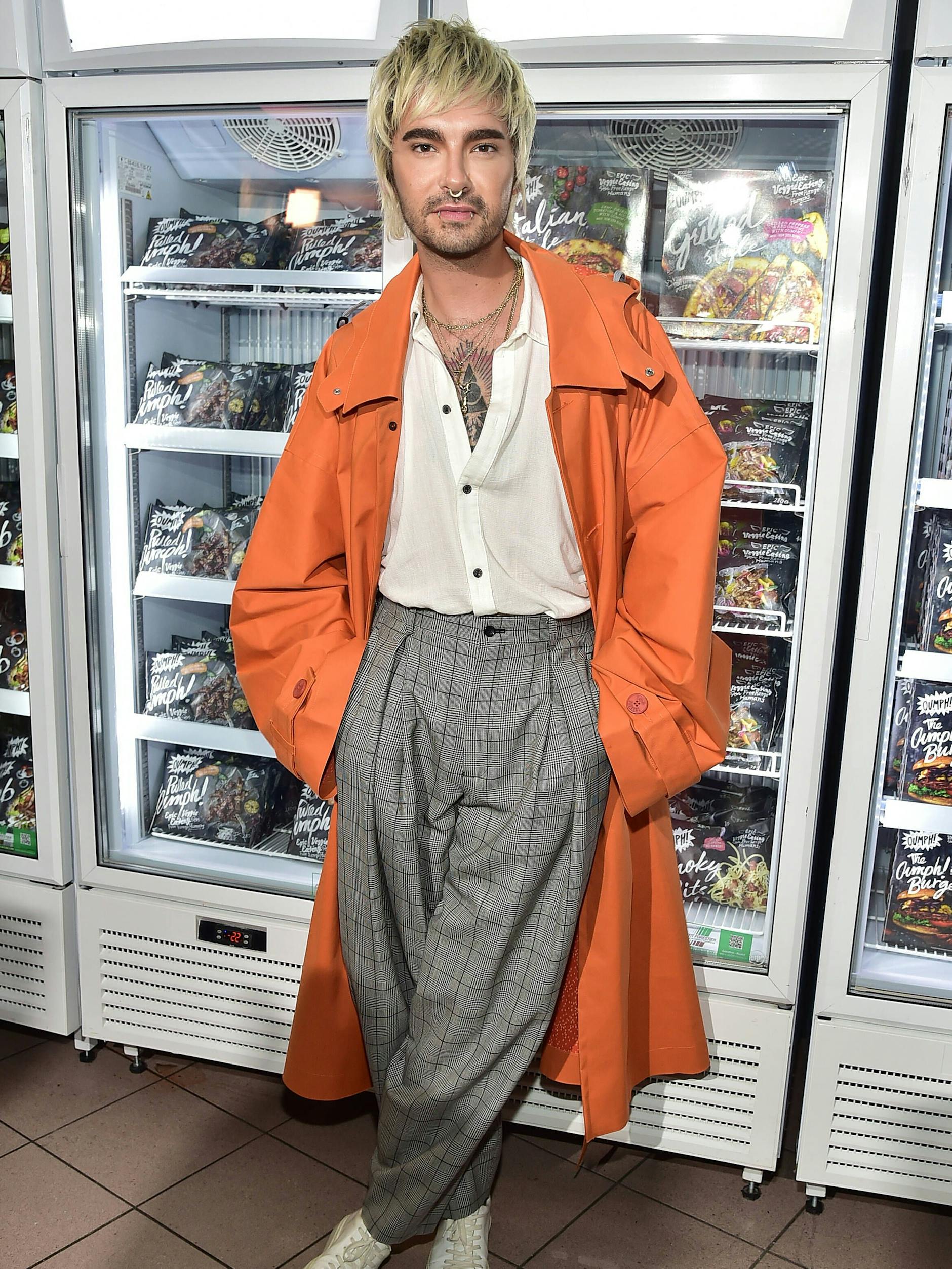 Bill Kaulitz von Tokio Hotel vor den Produkten des neuen Vegan-Spätis.