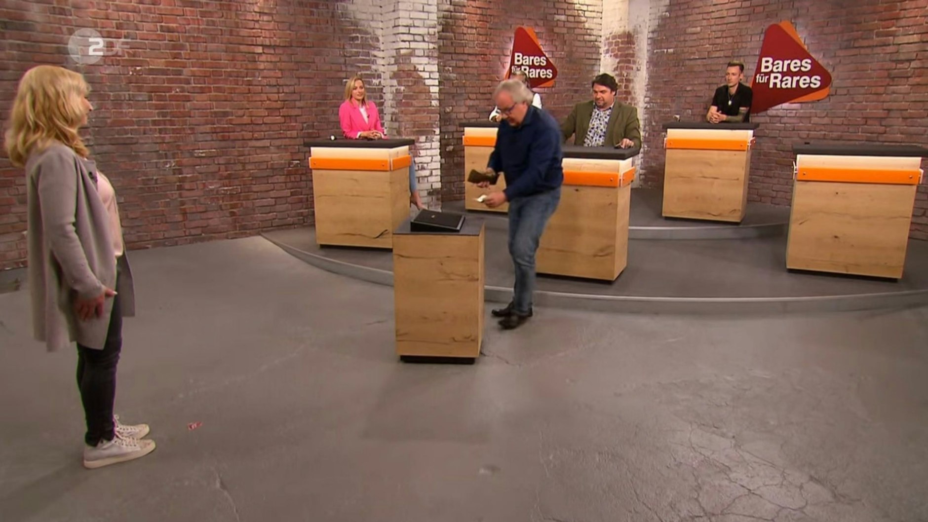 „Bares für Rares“-Händler Thorsden Schlößner kauft die Brosche für 2500 Euro.