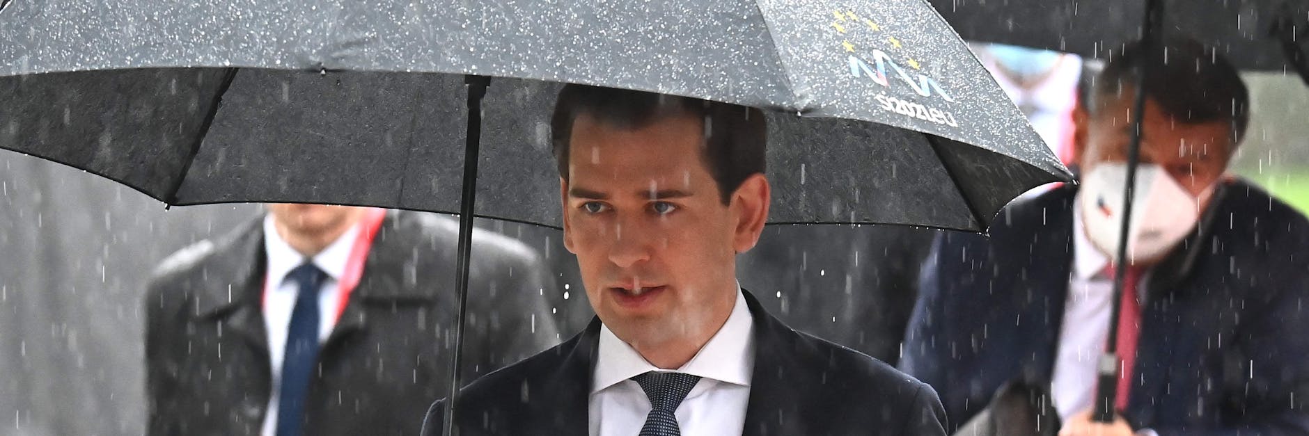 Österreichs konservativer Kanzler Sebastian Kurz steht im Regen.