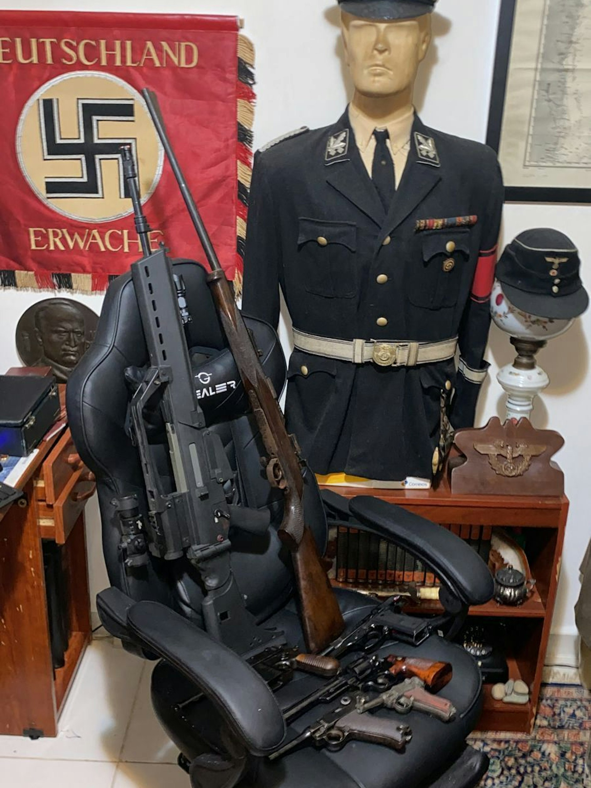 Außerdem wurden in der Wohnung Dolche und neun Schusswaffen, darunter ein Gewehr und ein Maschinengewehr, sowie ein großer Munitionsvorrat gefunden.