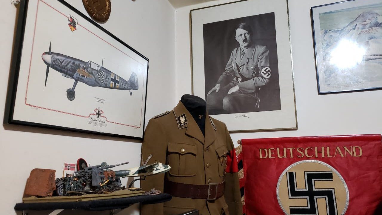 Von der Polizei veröffentlichte Fotos zeigen, dass sich unter den Hunderten Gegenständen auch mehrere gerahmte Fotos und Büsten von Adolf Hitler befanden.