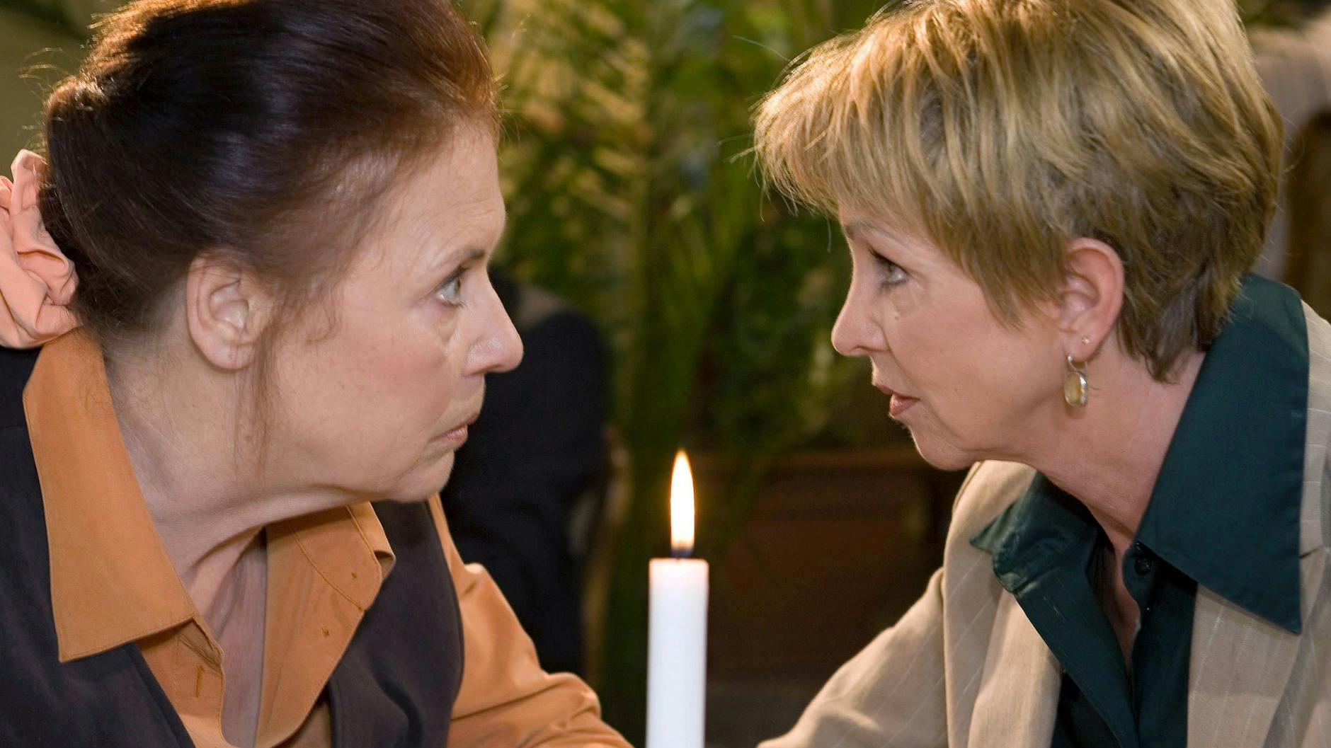 Uta Schorn mit Ursula Karusseit in der Serie „In aller Freundschaft“.