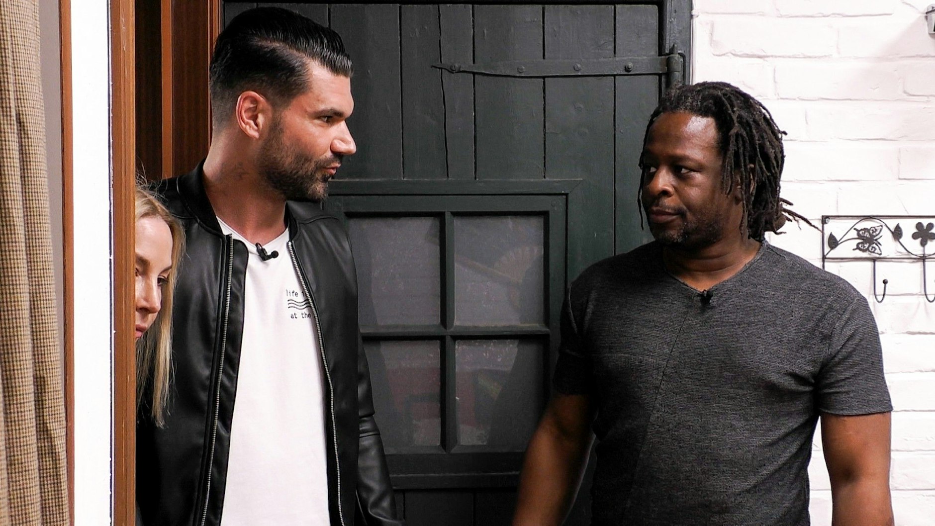 Mike war nicht begeistert als er im „Sommerhaus der Stars“ auf Mola Adebisi traf.