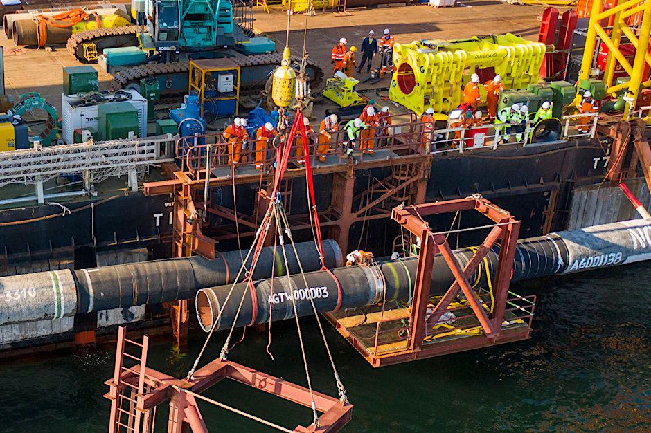 Fachleute an Bord des Verlegeschiffs "Fortuna" verbinden in der Ostsee über Wasser Rohre der Nord Stream 2-Pipeline.&nbsp;
