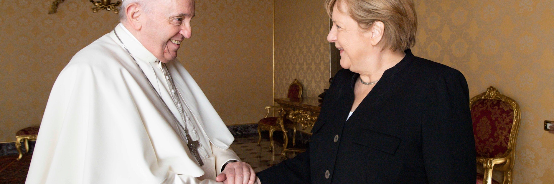 Angela Merkel vermutlich zum letzten Mal Auge in Auge mit Papst Franziskus. Ihr Gespräch dauerte 45 Minuten.
