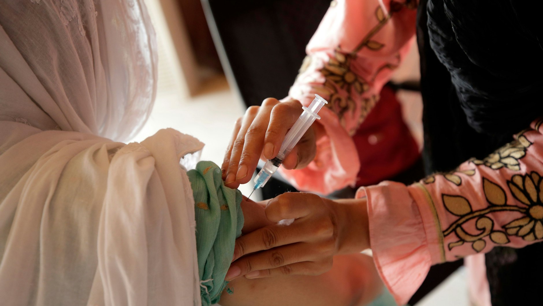 Pflegepersonal und Mitarbeitende in medizinischen Einrichtungen können sich laut Stiko ein drittes Mal gegen Corona impfen lassen.