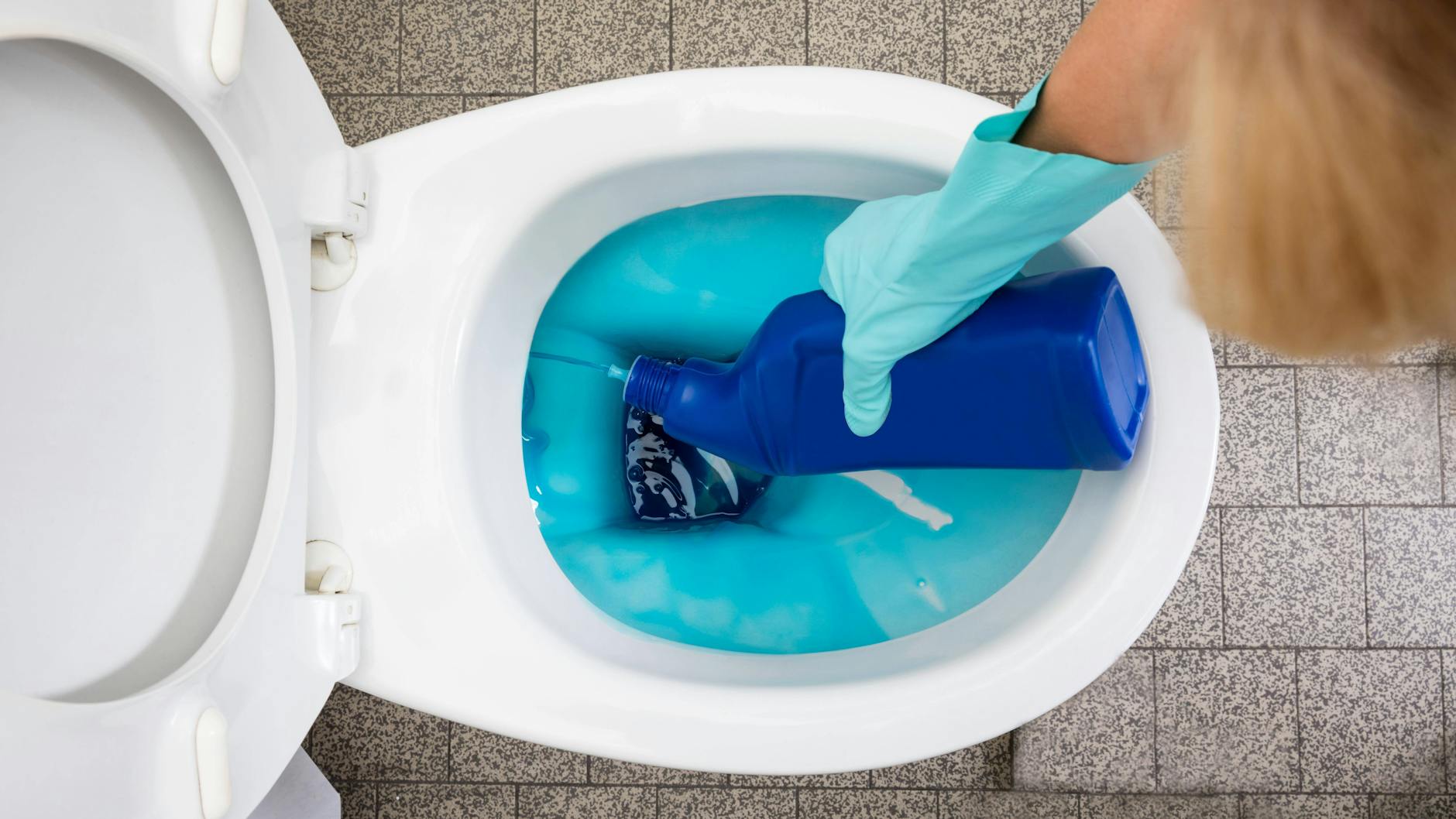 Vergessen Sie teure Toiletten-Reiniger aus der Drogerie. Viel umweltfreundlicher und effektiver bekommen Sie das Klo mit Hausmitteln sauber.