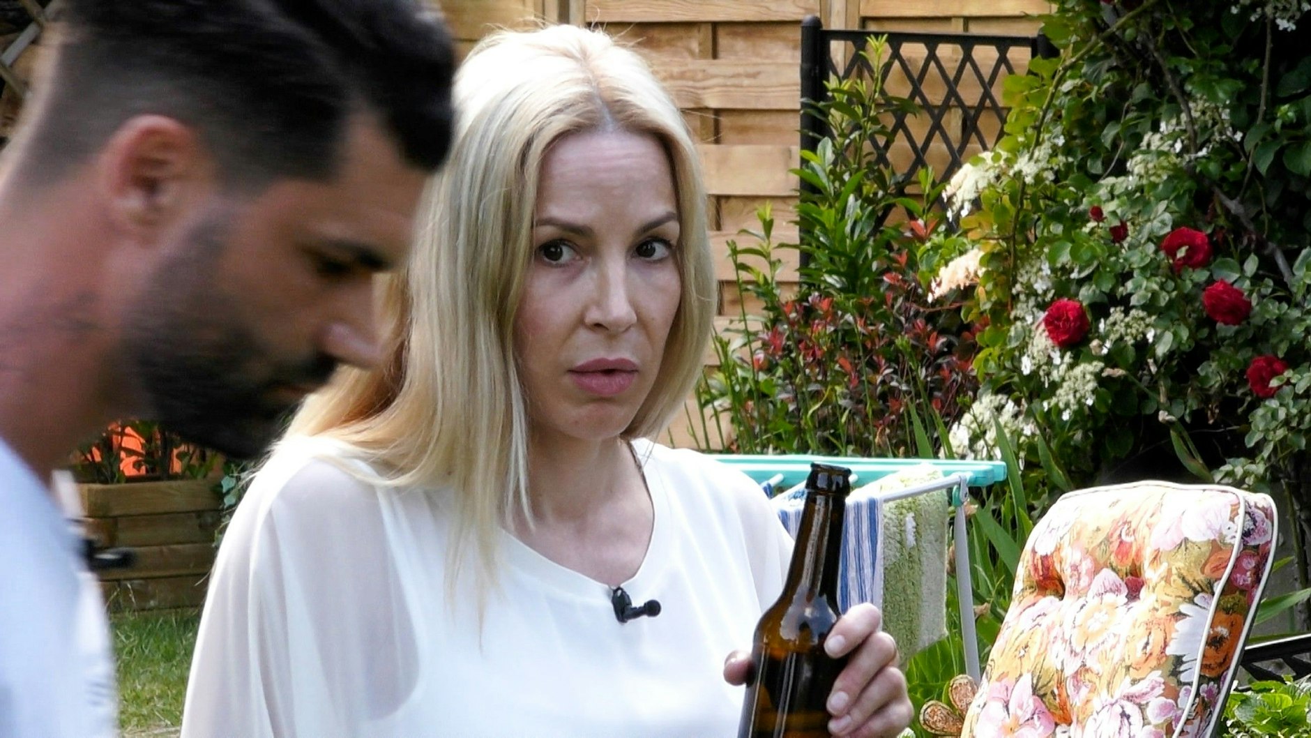 „Sommerhaus der Stars“: Michelle wird von Mike im Sommerhaus immer wieder eingeengt.