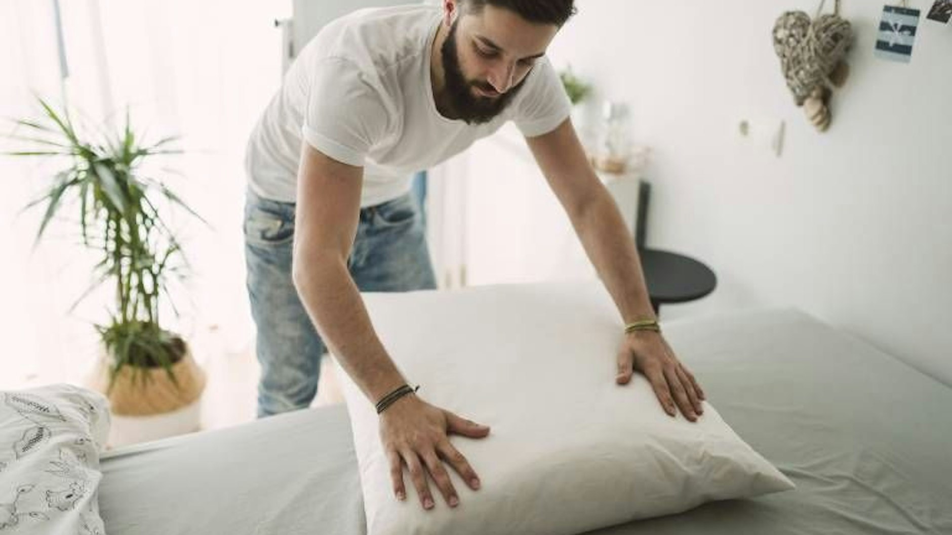 Damit das Bett wochenlang wie frisch bezogen riecht, reicht simples Backpulver als Frische-Booster aus.