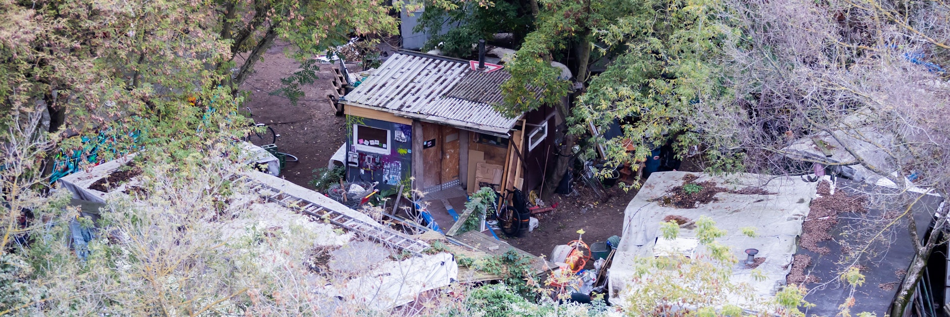 Eine Hütte ist auf dem Gelände des links-autonomen Wohnprojekts und Kulturzentrums „Köpi“ mit Wagenplatz in der Köpenicker Straße zu sehen.