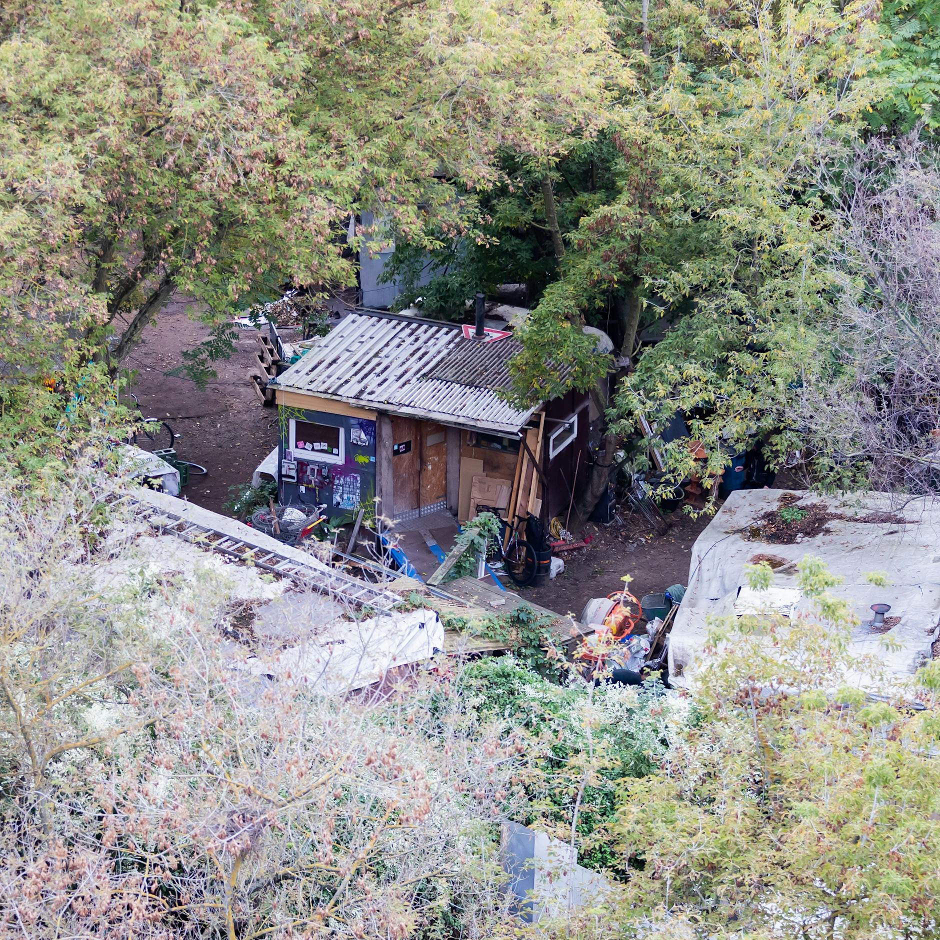 Vor Räumung linker Wagenburg „Köpi-Platz“ verschanzen sich Bewohner