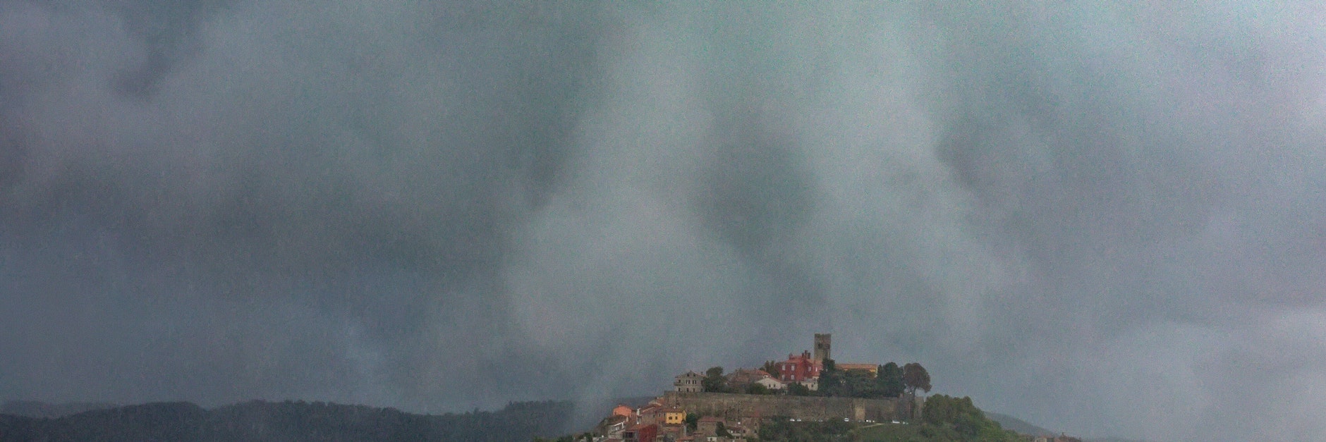 Massive Wolken über dem Ort&nbsp;Motovun in Kroatien: An vielen Stellen in Südosteuropa sind sintflutartige Regenmengen gefallen.