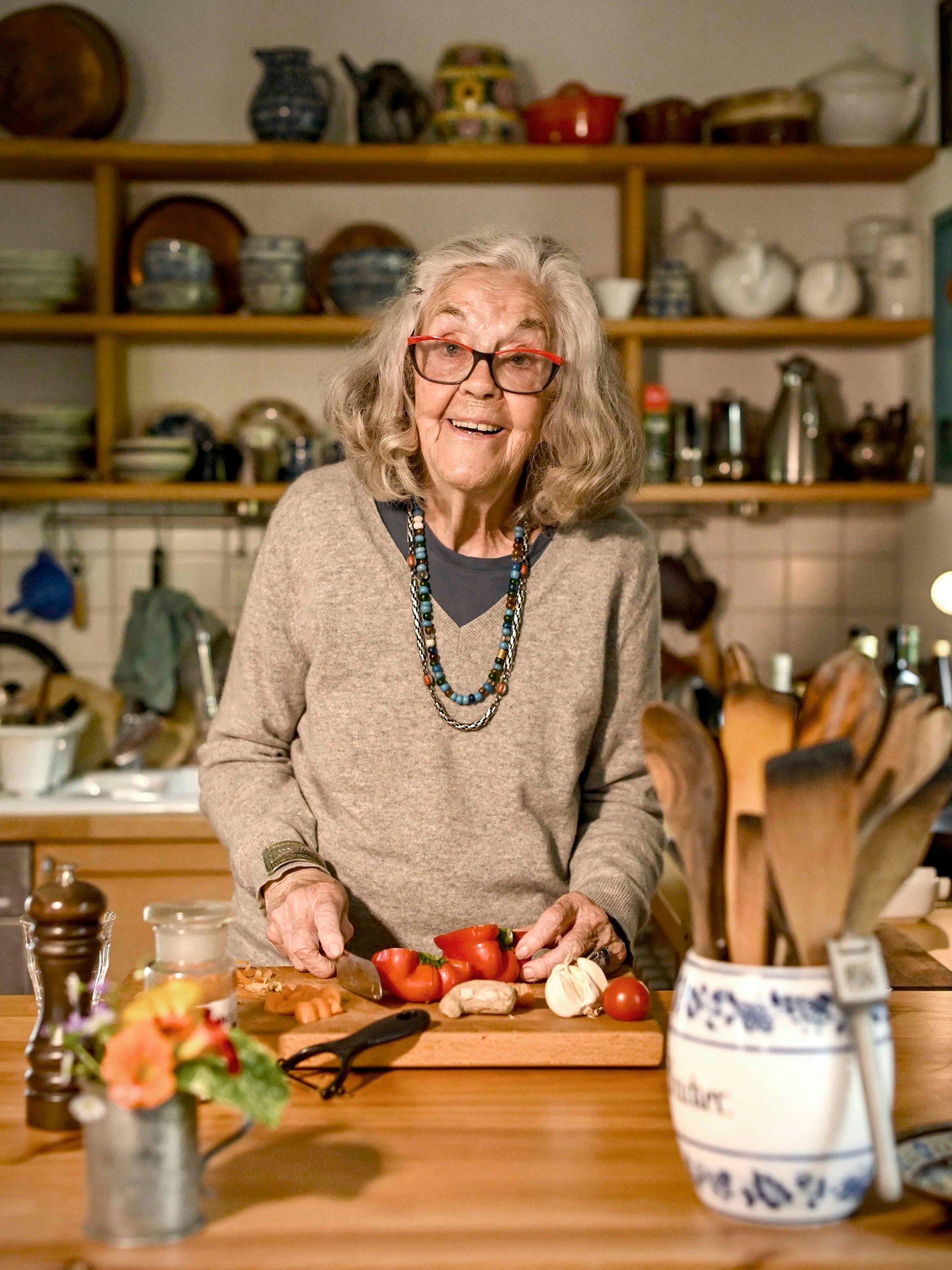 Gutes Essen hält gesund und schön: Ursula Winnington in ihrer Küche