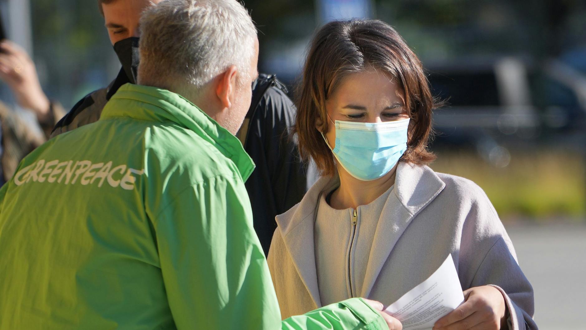  Annalena Baerbock bekommt nach ihrer Ankunft ein Flugblatt von Greenpeace: Die Umweltschützer hatten vor dem CityCube demonstriert. 