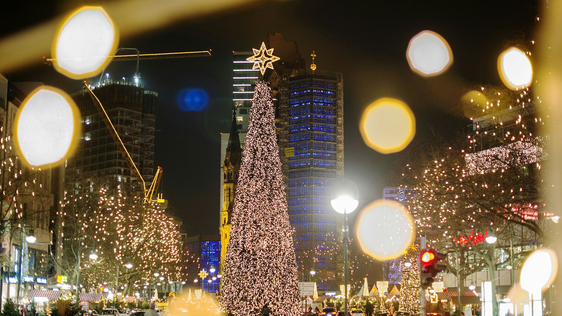 Den festlichen Glanz soll es in diesem Jahr auf dem Weihnachtsmarkt am Breitscheidplatz geben.