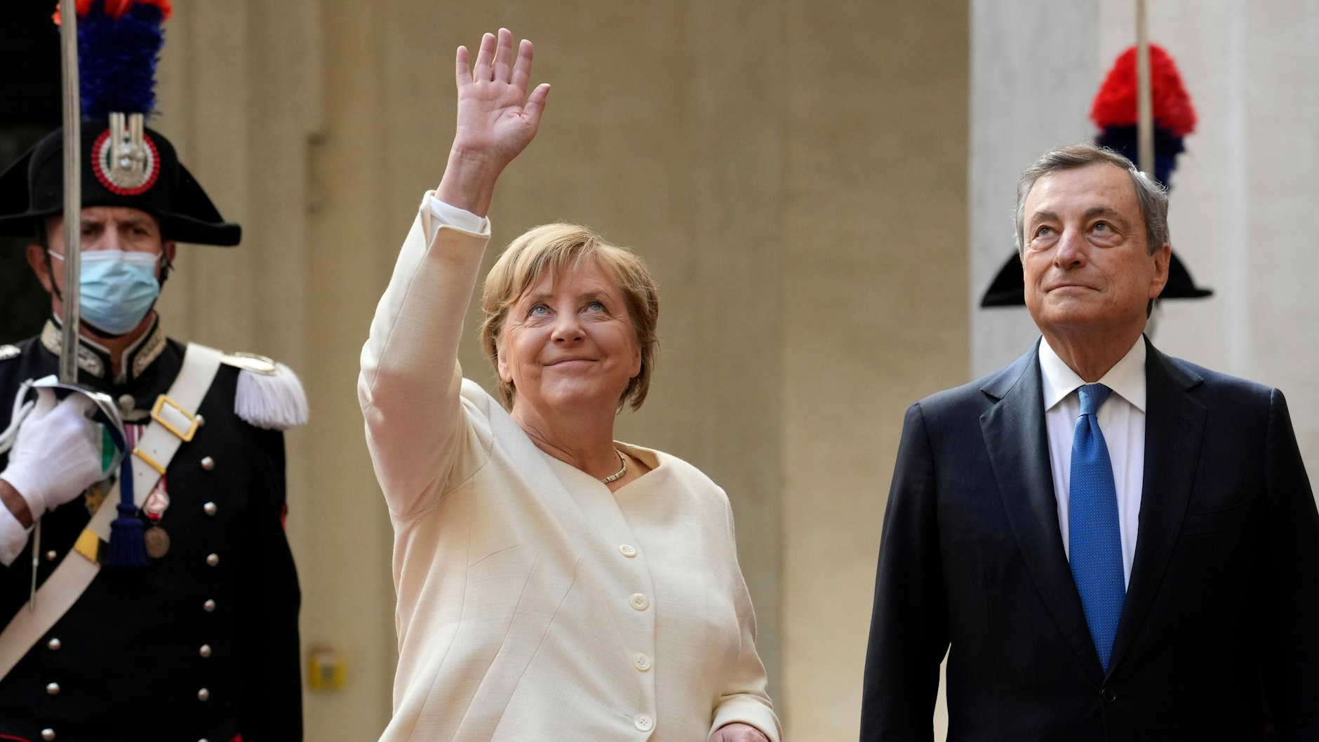 Wiedersehen! Angela Merkel nach dem Papstbesuch mit Italiens Premier Mario Draghi an seinem Dienstsitz. Sie winkt Mitarbeitern an den Fenstern zu.&nbsp;&nbsp;