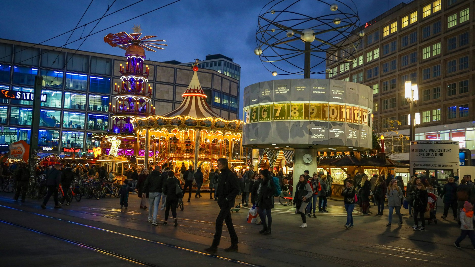 Der Weihnachtsmarkt am Alex öffnet ebenfalls, aber nur geimpfte, genesene und getestete Berliner haben Zutritt.