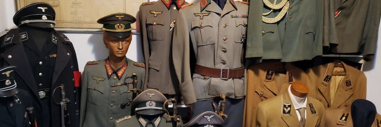 Bei einer Wohnungsdurchsuchung in Rio de Janeiro hat die brasilianische Polizei eine umfangreiche Sammlung von Nazi-Uniformen und -Devotionalien entdeckt.