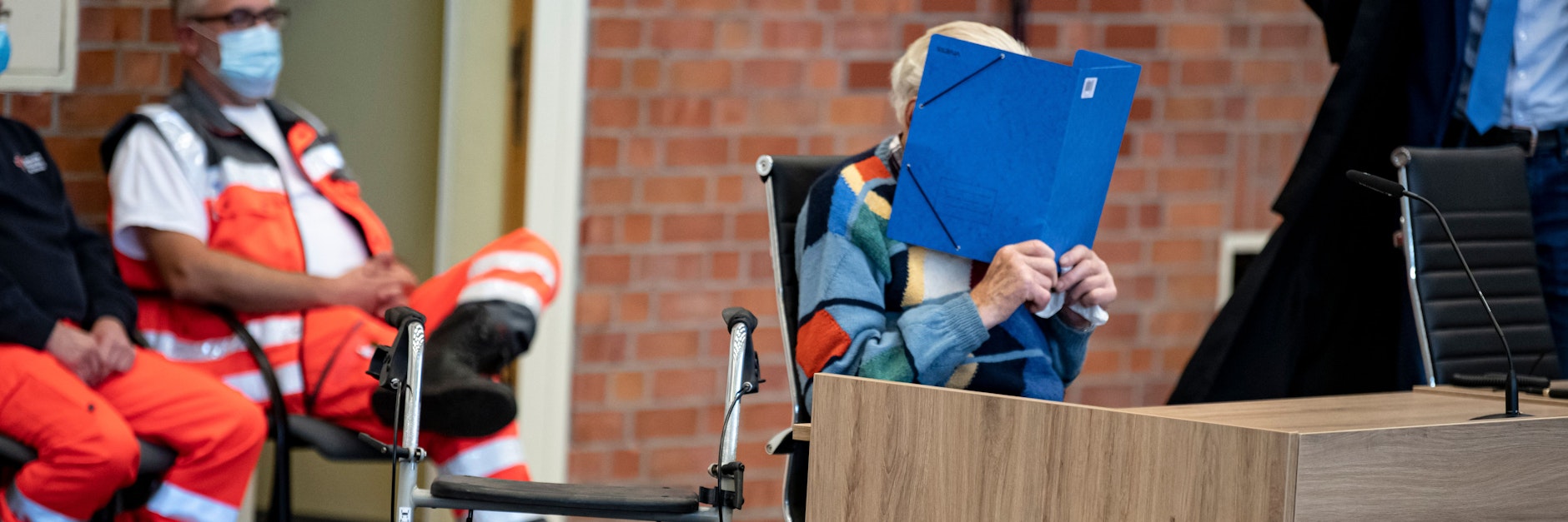 Der angeklagte ehemalige KZ-Wachmann sitzt im Gerichtssaal und schweigt.