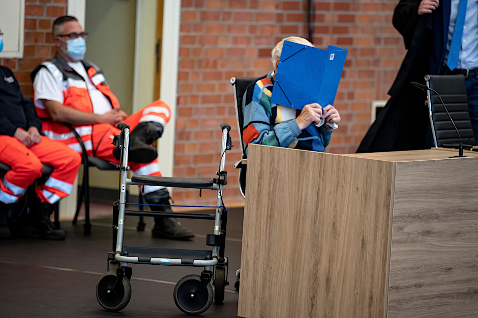 Der angeklagte ehemalige KZ-Wachmann sitzt im Gerichtssaal und schweigt.
