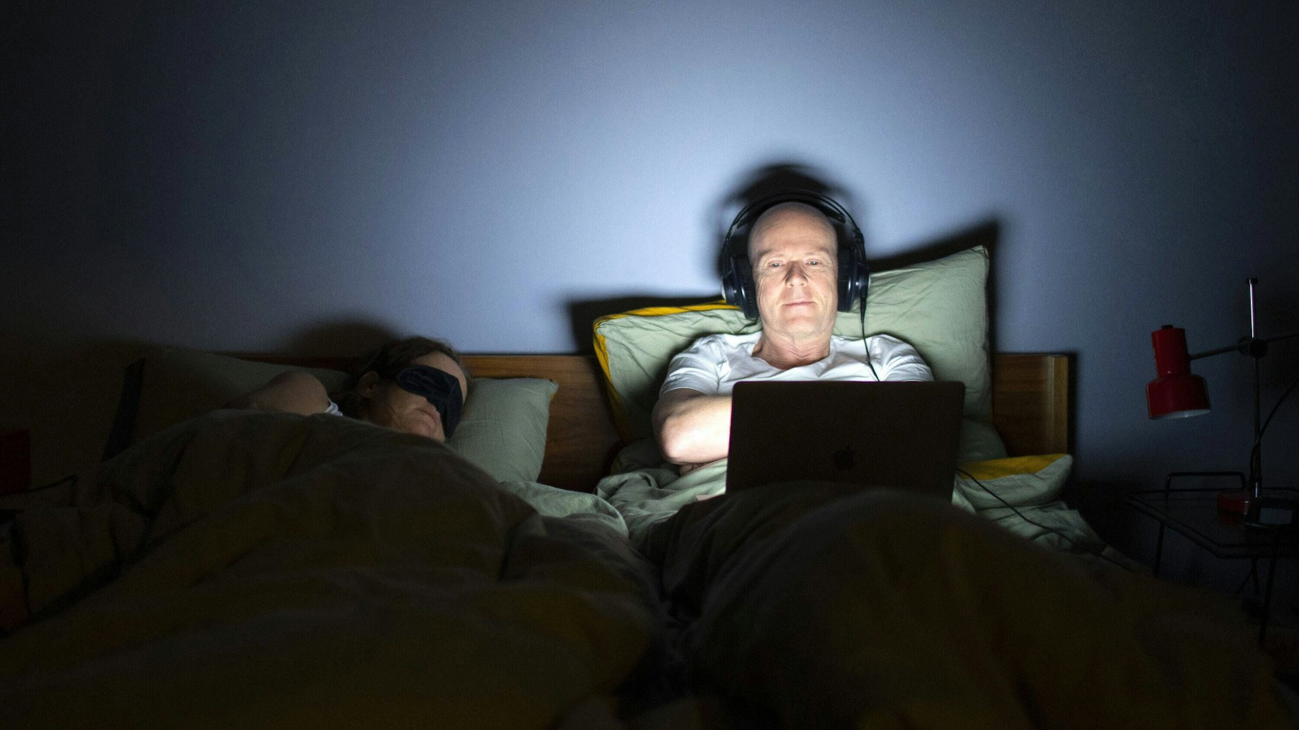 Schlaflosigkeit kann viele Gründe haben. Abends noch Filme zu gucken, kann sowohl Symptom als auch Ursache sein (Symbolbild).