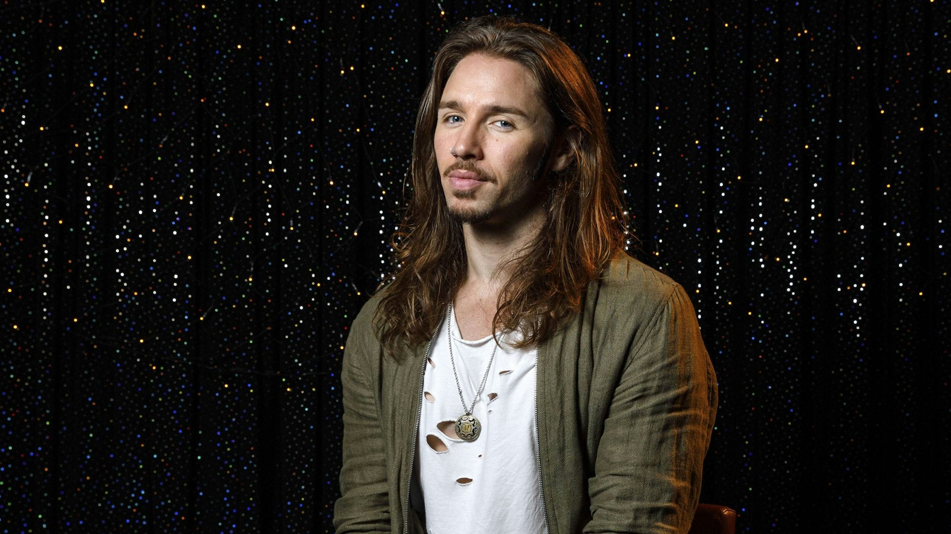 Der Sänger und Musiker Gil Ofarim erhebt schwere Vorwürfe gegen ein Hotel in Leipzig.