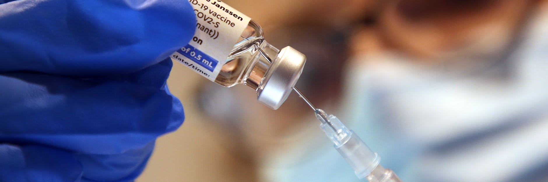 Wer mit dem Corona-Impfstoff von Johnson & Johnson geimpft wurde, sollte laut der Ständigen Impfkommission (Stiko) eine zusätzliche mRNA-Impfstoffdosis für einen besseren Schutz erhalten.