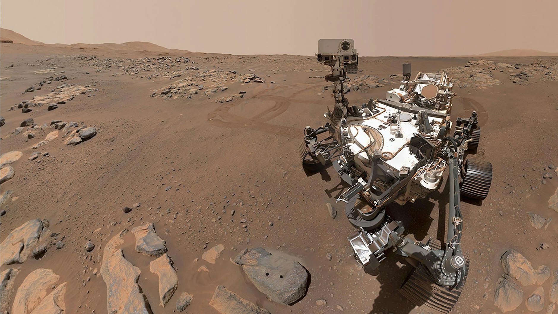 Seit Februar 2021 ist der NASA-Rover Perseverance am Jezero-Krater auf dem Mars unterwegs, erforscht den roten Planeten - und macht Selfies.