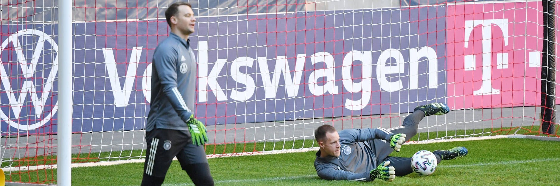 Torwart Manuel Neuer (l.) hat Leistenprobleme, für ihn steht heute Marc Andre ter Stegen bei Deutschlands WM-Quali-Spiel gegen Rumänien im Tor. 