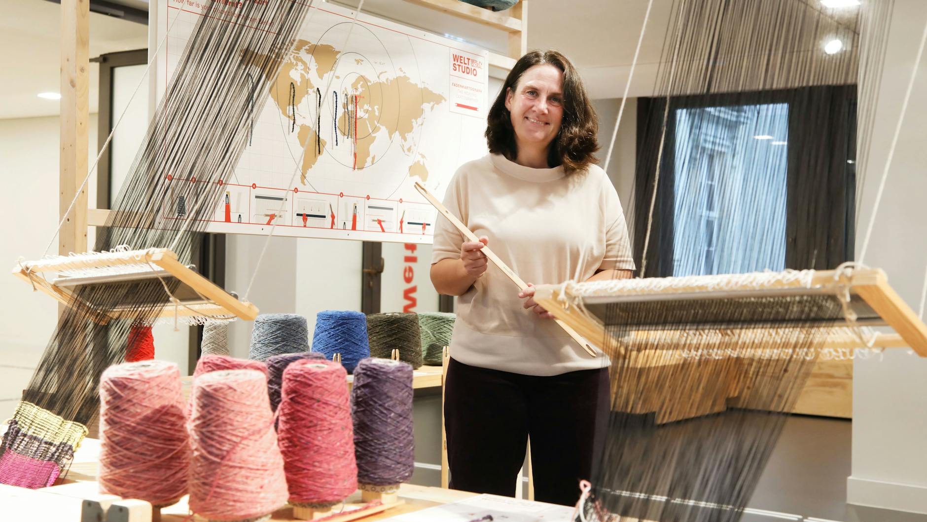 Mit der ganzen Welt vernetzt: Constanze Schröder (54) zeigt, wie man am Webstuhl seine Geburtsstadt einarbeiten kann.
