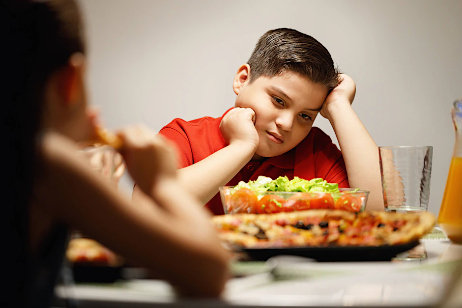 Keinen Bock auf Salat: Wegen falscher Essgewohnheiten und zu wenig Bewegung steigt die Zahl übergewichtiger Kinder in Deutschland stark an (Symbolfoto).
