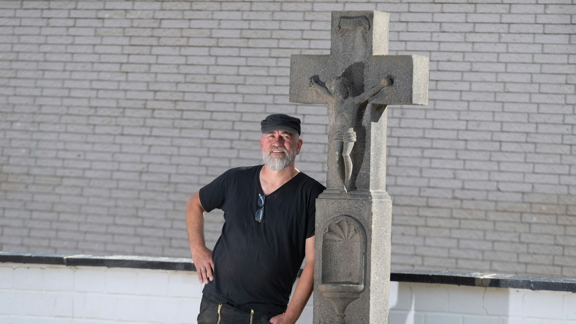 Wolfgang Ewerts steht neben dem mittlerweile auch wieder aufgestellten Opferstock vor seinem Hotel in Insul. Der Gastwirt will im April 2022 mit dem Wiederaufbau seines Hotels fertig sein.&nbsp;