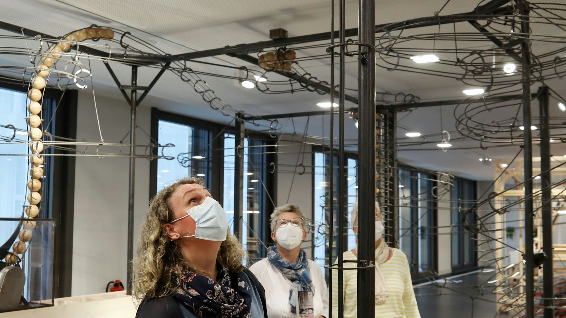 Karoline Krause (42, l.) füllt eine Holzkugel mit einer Nachricht und schickt sie durch den Kugel-Automaten. Elke Selinger (67) und Ines Buch (64) gucken interessiert zu.