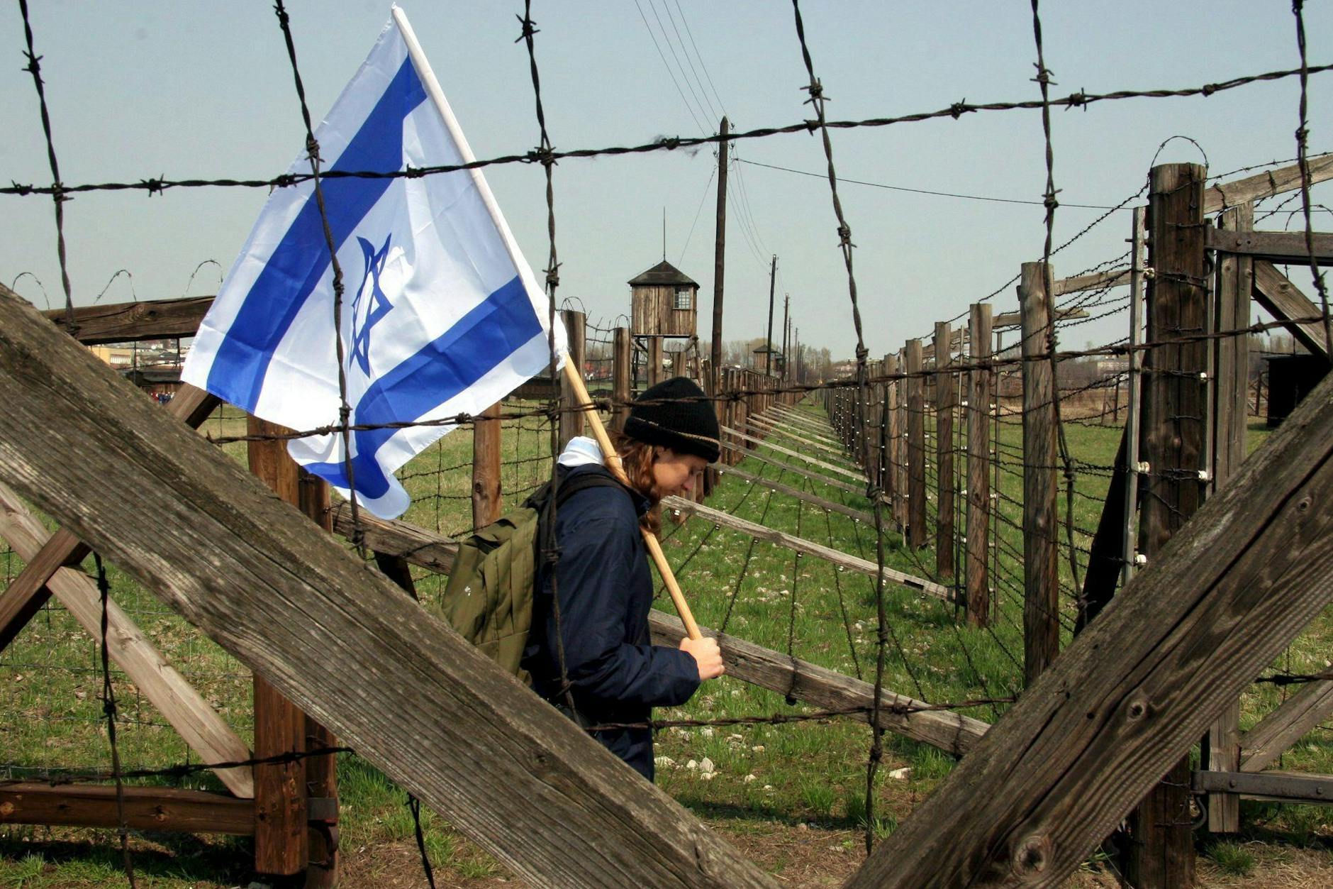 Eine junge Israelin im ehemaligen deutschen Konzentrationslager Majdanek in Polen.