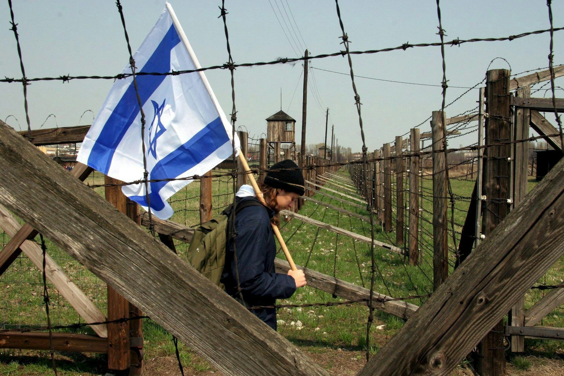 Eine junge Israelin im ehemaligen deutschen Konzentrationslager Majdanek in Polen.