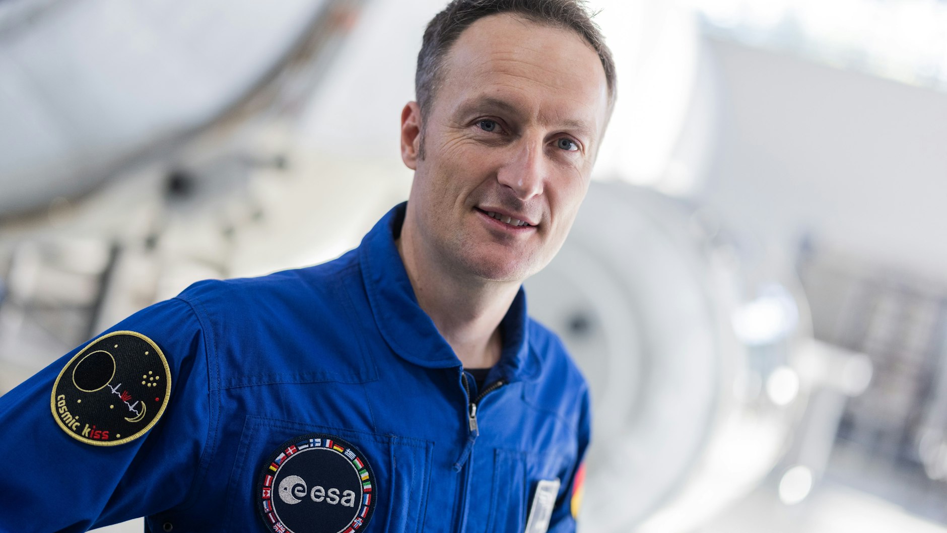 Matthias Maurer, deutscher Astronaut, steht vor einer Pressekonferenz im Europäischen Astronautenzentrum (EAC) der ESA vor seinem Start der Mission „Cosmic Kiss“ zur Internationalen Raumstation ISS in der Trainingshalle. 