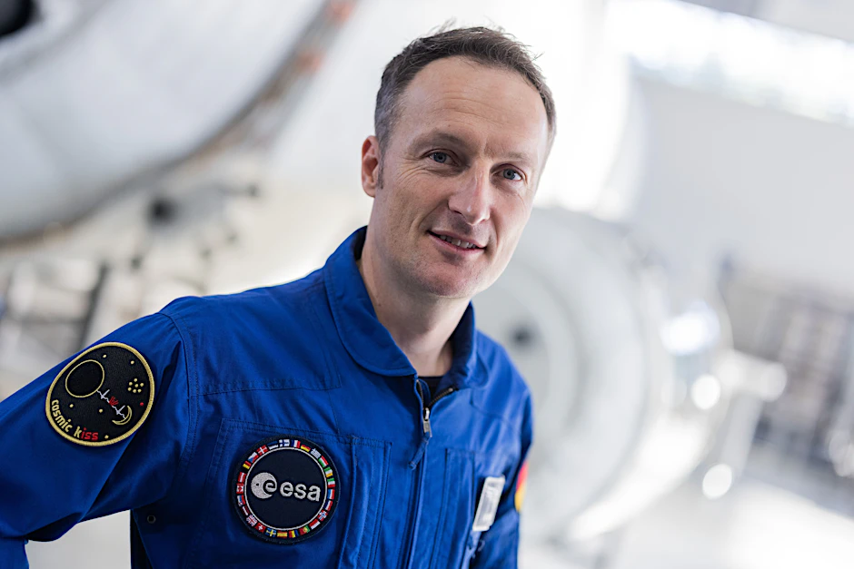 Matthias Maurer, deutscher Astronaut, steht vor einer Pressekonferenz im Europäischen Astronautenzentrum (EAC) der ESA vor seinem Start der Mission „Cosmic Kiss“ zur Internationalen Raumstation ISS in der Trainingshalle.&nbsp;