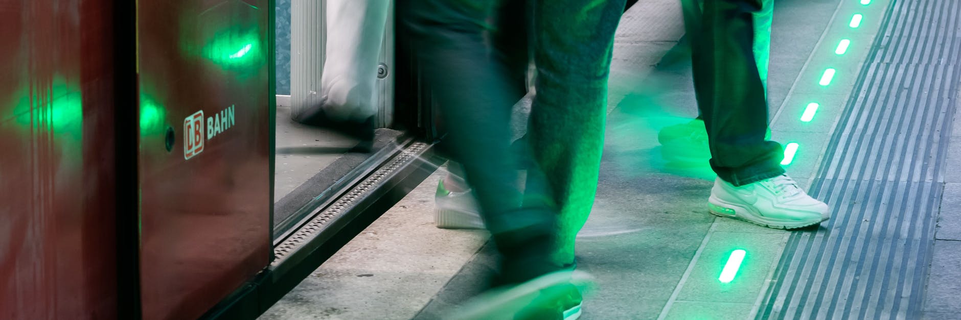 Eine LED-Bahnsteigbegrenzung leuchtet bei einem Test am Bahnhof Berlin-Südkreuz an einem S-Bahnsteig grün, als Fahrgäste ein- und austeigen. Die Deutsche Bahn will am Berliner Bahnhof Südkreuz eine Bahnsteig-Begrenzung aus LED-Bausteinen testen.