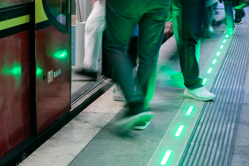 Jetzt wird es bunt: LED-Band am Bahnsteig Südkreuz