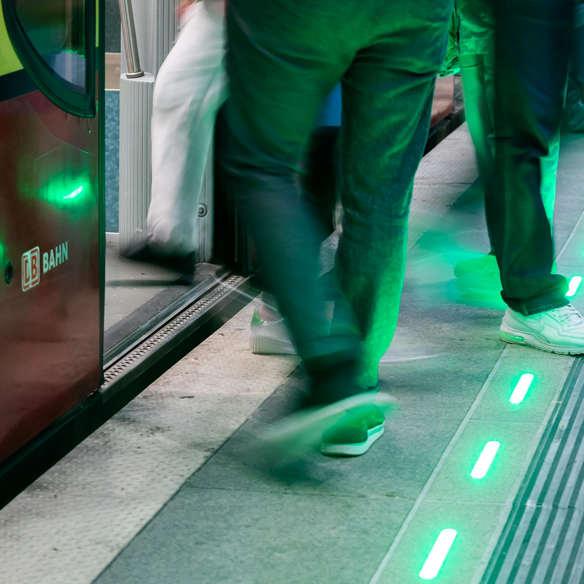 Jetzt wird es bunt: LED-Band am Bahnsteig Südkreuz